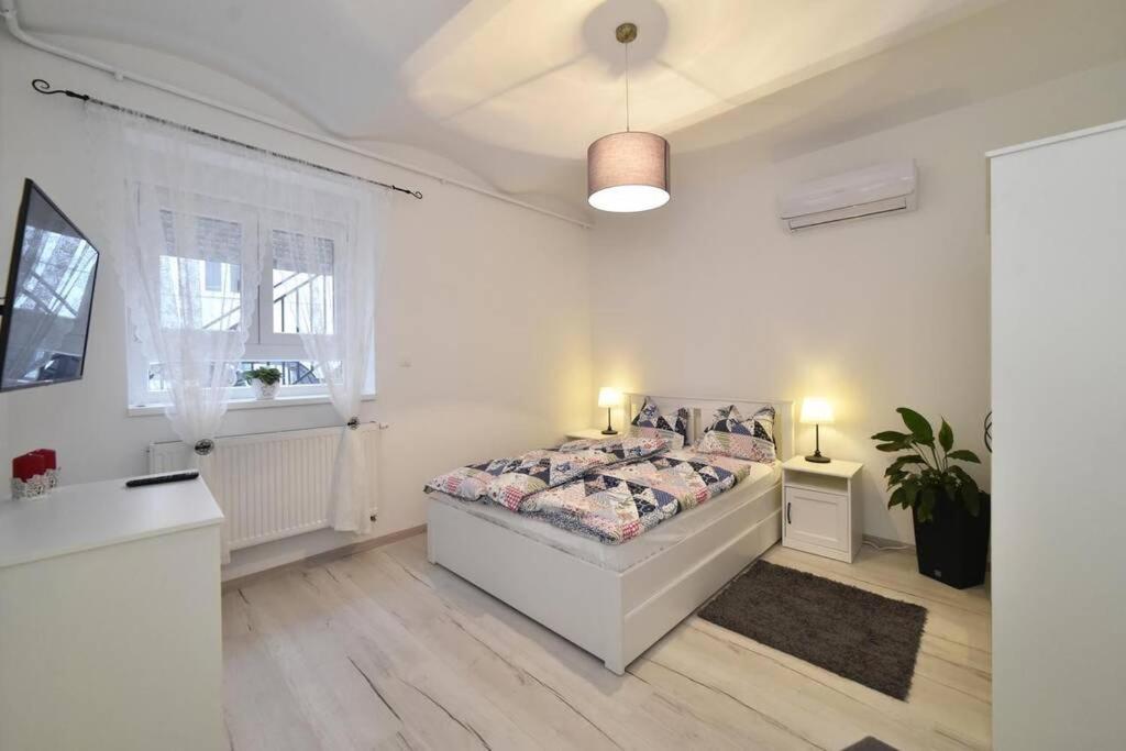 Petit Main Square Apartment Zagreb Luaran gambar